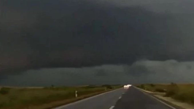 64cf643c-89d4-4f0d-a98b-4d370a0a0a64-oluja-srbija-oblak-tornado-nevrijeme-6augusta-prntsc-690x480-1