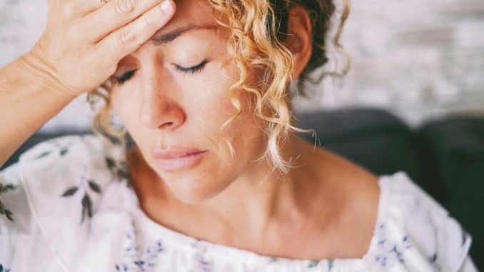 65001e5d-e6e8-4ab1-8c7f-453c0a0a0a64-333077-stockphotocloseupofwomantouchinghisfrontforheadacheorstressdiseasehealthcareandhealth2264262319-ff-690x480-1
