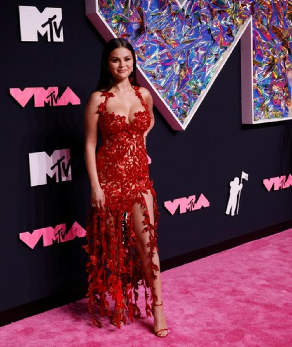 <p>Selena Gomez prošla je kroz pakao zbog veze sa kolegom, i dan danas se nije sasvim oporavila</p>