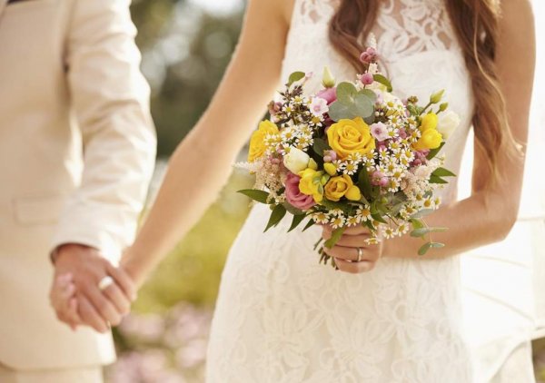 married-couple-bouquet