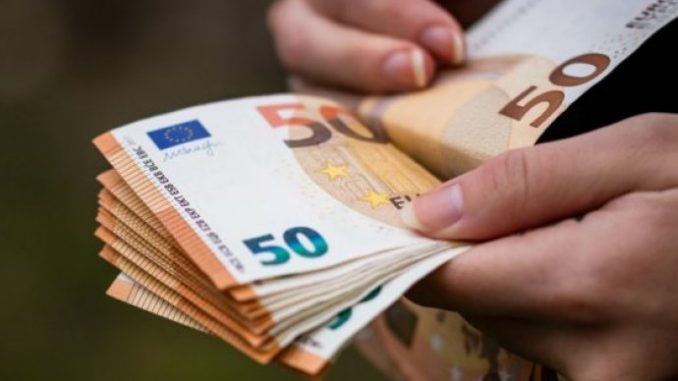 64437d42-2158-4191-b190-42d40a0a0a64-668673-closeup-female-hands-counting-euro-banknotes-world-money-inflation-economy-concept-f-690x480-1