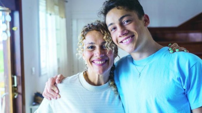 652ead21-ea54-49bf-92da-488c0a0a0a64-336567-glavna-stockphotoportraitofmiddleagemotherspendtimewithteenagersonrelativespeoplehuggingathomeadult2209211029-ls-690x480-1