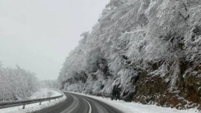63cbba3d-ee44-42f4-8a5c-45f10a0a0a64-dva-sela-na-podrucju-bosanskog-grahova-odsjecena-od-svijeta-zbog-snijega-dvse-63cba76e80214-690x480-1