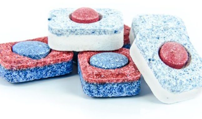 ubacila-je-tabletu-za-pranje-sudova-u-wc-solju-i-ostavila-da-prenoci-ujutro-je-cekalo-iznenadenje