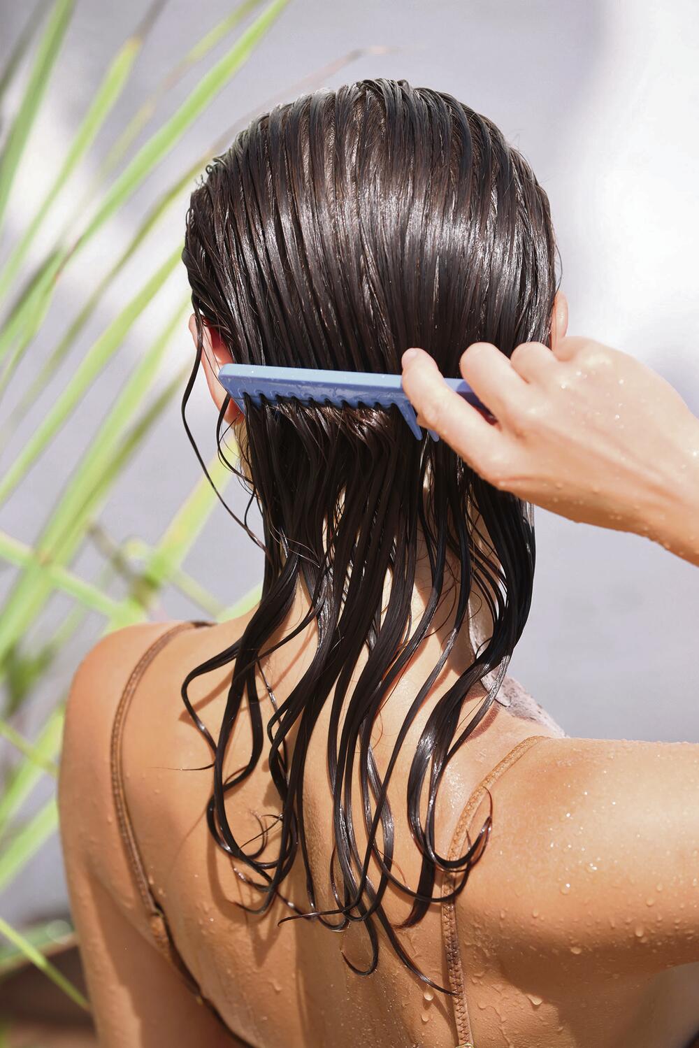 335099_zavrno-pranje-hladnom-vodom-kosi-daje-sjaj-stockphotohairbeautifulbrunettewomanbrushingherwethairbackviewofwomanhairbrushingwithcomb2190058681_ff Pranje Kose