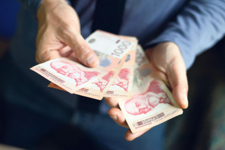 348917_drzite-se-gotovine-stockphotohandsholdingpileofmoneyserbiandinarpapercurrencydinarsvalue751701946_ls NAŠI STARI OBIČAJI KOJI PRIVLAČE NOVAC U DOM: Nikad ne pozajmljujte pare OVIM DANOM, a 1 novčanicu uvek morate čuvati