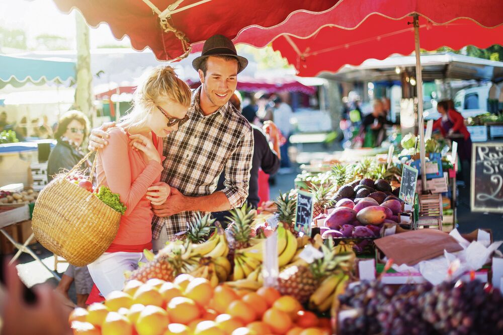 352803_na-pijacu-cete-sve-naci-stockphotoayoungcouplebuyingfruitsandvegetablesinamarketonasunnymorningtheyoungwomancarries233610061_ff Pijaca