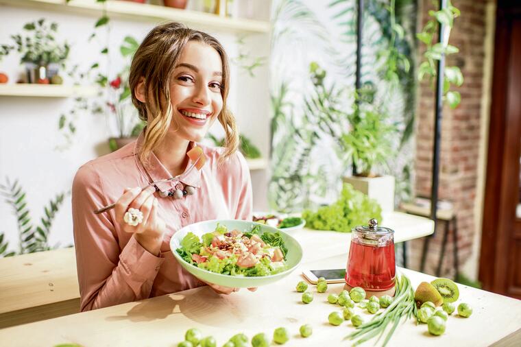 352804_stockphotoyoungwomaneatinghealthyfoodsittinginthebeautifulinteriorwithgreenflowersonthe1028139955_ls KAKO POST UTIČE NA NAŠE TELO: Uzdržavanje od nekih jela i pića nije samo duhovni već i telesni podvig