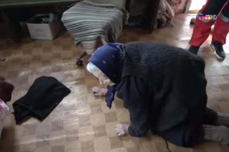 352992_snimak-ekrana-1070_ls BAKA STANIMIRKA IZ IVANJICE NE HODA, NEGO PUZI NA KOLENIMA: Živi sama, a svi se šokiraju kada vide kako se snalazi