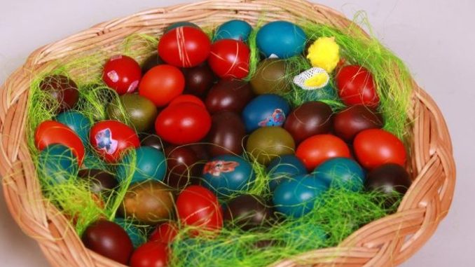 sare-na-jajima-nikada-nece-biti-ljepse-u-vodu-u-kojoj-ih-kuhate-stavite-jedan-sastojak