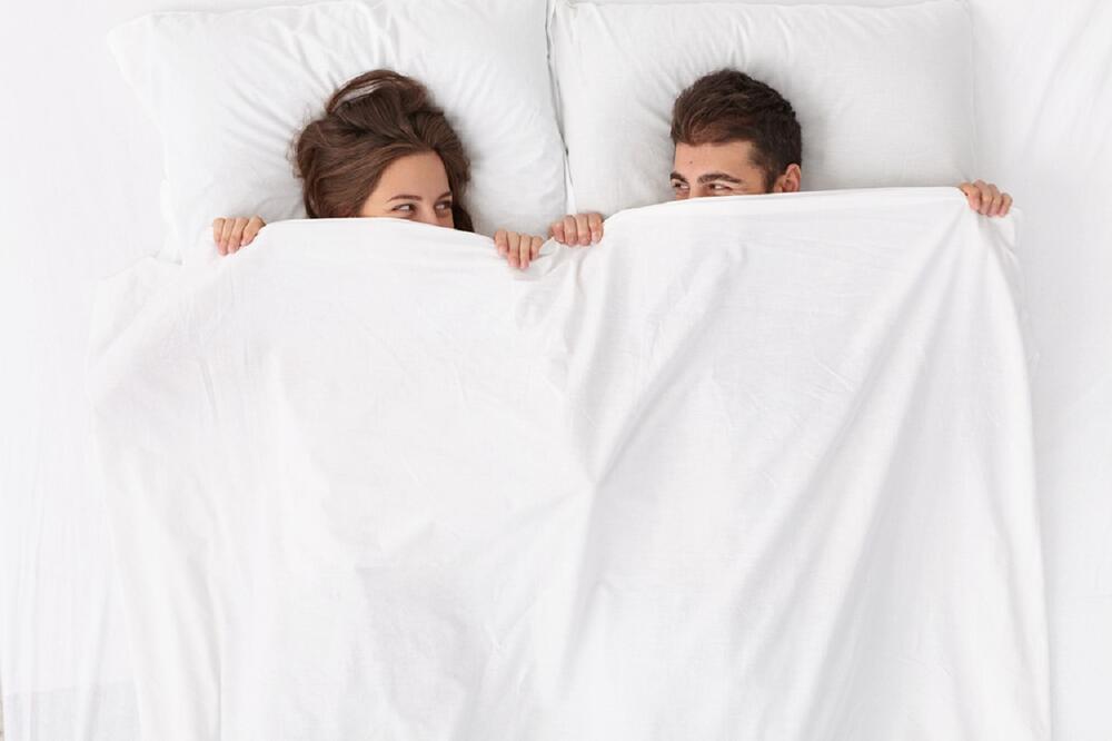 303975_shutterstock-1707768781_ff ljubav, par, seks, krevet