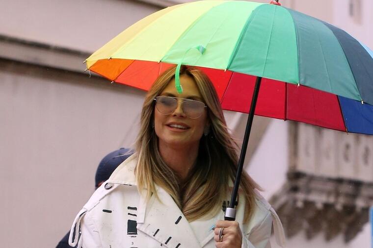 353115_hajdiklum-5_ls HAJDI KLUM ZNA KAKO ZA RAZVESELI KIŠNI DAN: Pojavila se u belom od glave do pete, svi su se okretali za njenim MANTILOM