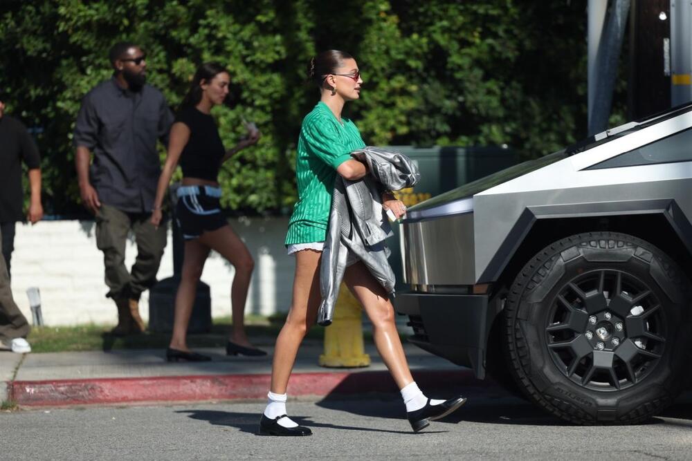 Hejli Biber u meri džejn cipelama i belim čarapama na Koačeli