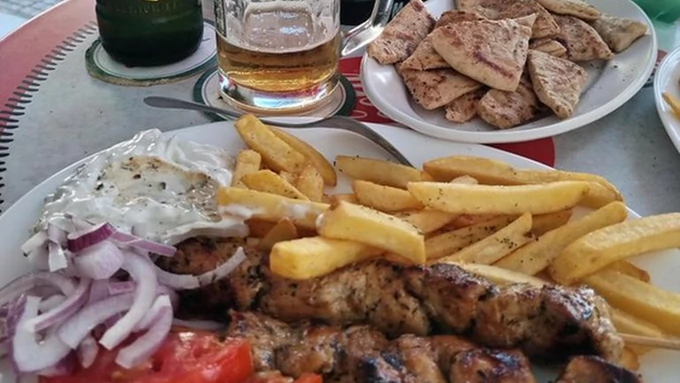 Srbin u Grčkoj naručio SUVLAKI, HLEB I PIVO, a zbog računa se CELA ZEMLJA digla na noge: Niko ne veruje da OVE 3 STVARI mogu toliko da koštaju