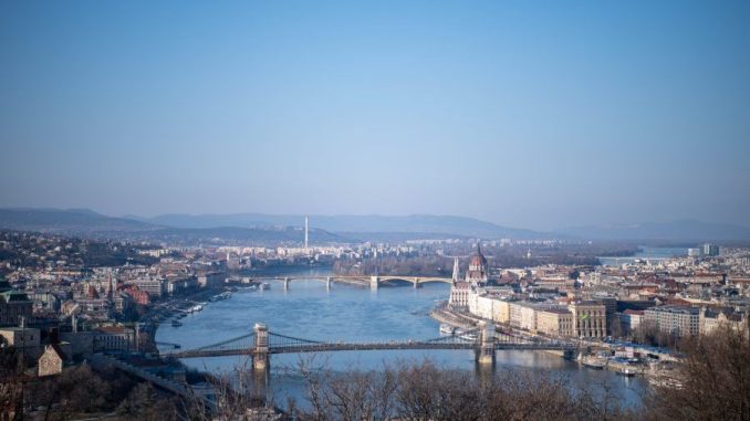 treci-stepen-uzbune-od-poplava-u-budimpesti-ocekuje-se-da-ce-dunav-dostici-8-metara