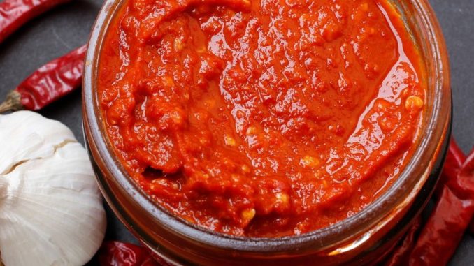 ajvar-gotov-za-1-sat-brzo-i-jednostavno-nema-pecenja-paprika-i-haosa-u-stanu