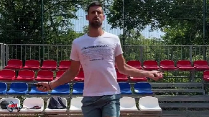 dokovic-nasmijao-sve-novim-snimkomobjavio-srpski-nacin-za-preskakanje-konopcajedan-detalj-je-hit