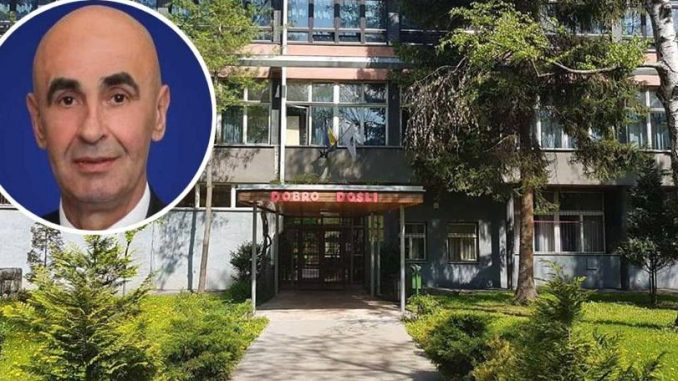 bivsi-direktor-osnovne-skole-na-grbavici-koji-je-pogodovao-pedofilu-povukao-se-iz-izborne-utrke