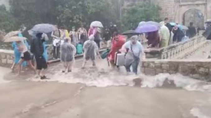 apokalipticne-scene-iz-hrvatske-ljudi-jedva-hodaju-ulice-potopljene