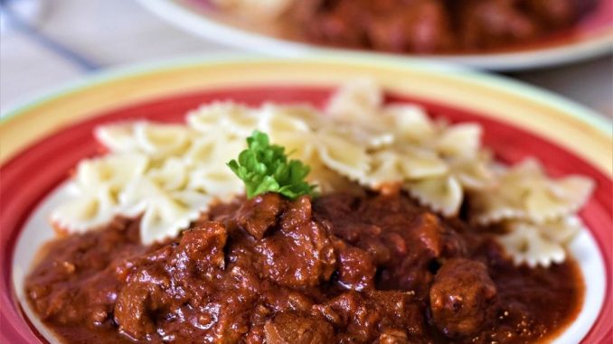 starinski-recept-za-pravi-madarski-gulas-svaki-zalogaj-se-prosto-topi-u-ustima-a-tajna-je-jedan