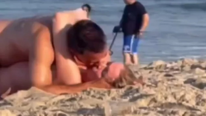 NAJDEGUTANTNIJI PRIZOR sa plaže ovog leta: Snimak para koji BESRAMNO VODI LJUBAV pred decom ZGROZIO je javnost - kad su prisutni ODREAGOVALI umalo se desila OPŠTA TUČA